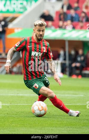 30 aprile 2022, Baviera, Augusta: Calcio: Bundesliga, FC Augusta - 1. FC Köln, Matchday 32, WWK Arena. Niklas Dorsch di Augusta gioca la palla. Foto: Matthias Balk/dpa - NOTA IMPORTANTE: In conformità con i requisiti della DFL Deutsche Fußball Liga e della DFB Deutscher Fußball-Bund, è vietato utilizzare o utilizzare fotografie scattate nello stadio e/o della partita sotto forma di immagini di sequenza e/o serie di foto video-simili. Foto Stock