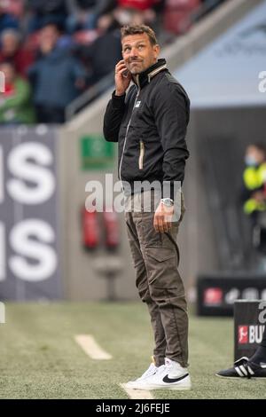 30 aprile 2022, Baviera, Augusta: Calcio: Bundesliga, FC Augusta - 1. FC Köln, Matchday 32, WWK Arena. Il pullman di Augusta Markus Weinzierl si trova ai margini. Foto: Matthias Balk/dpa - NOTA IMPORTANTE: In conformità con i requisiti della DFL Deutsche Fußball Liga e della DFB Deutscher Fußball-Bund, è vietato utilizzare o utilizzare fotografie scattate nello stadio e/o della partita sotto forma di immagini di sequenza e/o serie di foto video-simili. Foto Stock