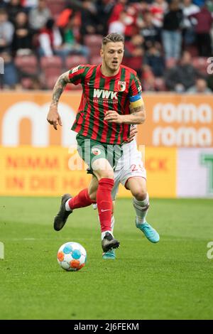 30 aprile 2022, Baviera, Augusta: Calcio: Bundesliga, FC Augusta - 1. FC Köln, Matchday 32, WWK Arena. Jeffrey Gouweleeuw di Augusta gioca la palla. Foto: Matthias Balk/dpa - NOTA IMPORTANTE: In conformità con i requisiti della DFL Deutsche Fußball Liga e della DFB Deutscher Fußball-Bund, è vietato utilizzare o utilizzare fotografie scattate nello stadio e/o della partita sotto forma di immagini di sequenza e/o serie di foto video-simili. Foto Stock