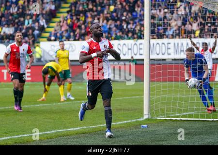 SITTARD, PAESI BASSI - MAGGIO 1: Lutsharel Geertruida di Feyenoord festeggia dopo aver segnato il suo secondo gol durante la partita olandese Eredivie tra Fortuna Sittard e Feyenoord allo Stadion Fortuna Sittard il 1 Maggio 2022 a Sittard, Paesi Bassi (Foto di Joris Verwijst/Orange Pictures) Foto Stock