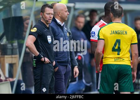 SITTARD, PAESI BASSI - MAGGIO 1: Arbitro Allard Lindhout durante la partita olandese Eredisie tra Fortuna Sittard e Feyenoord al Fortuna Sittard Stadion il 1 Maggio 2022 a Sittard, Paesi Bassi (Foto di Joris Verwijst/Orange Pictures) Foto Stock