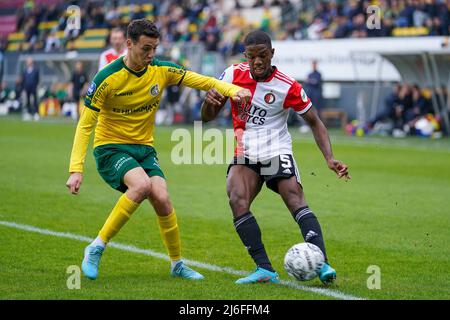 SITTARD, PAESI BASSI - MAGGIO 1: Samy Baghdadi di Fortuna Sittard sfida Tirell Malacia di Feyenoord durante la partita olandese Eredivie tra Fortuna Sittard e Feyenoord al Fortuna Sittard Stadion il 1 Maggio 2022 a Sittard, Paesi Bassi (Foto di Joris Verwijst/Orange Pictures) Foto Stock