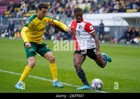 SITTARD, PAESI BASSI - MAGGIO 1: Samy Baghdadi di Fortuna Sittard sfida Tirell Malacia di Feyenoord durante la partita olandese Eredivie tra Fortuna Sittard e Feyenoord al Fortuna Sittard Stadion il 1 Maggio 2022 a Sittard, Paesi Bassi (Foto di Joris Verwijst/Orange Pictures) Foto Stock