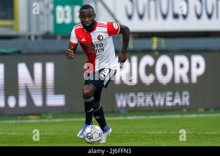 SITTARD, PAESI BASSI - MAGGIO 1: Lutsharel Geertruida di Feyenoord dribbles con la palla durante la partita olandese Eredivie tra Fortuna Sittard e Feyenoord allo Stadion Fortuna Sittard il 1 Maggio 2022 a Sittard, Paesi Bassi (Foto di Joris Verwijst/Orange Pictures) Foto Stock