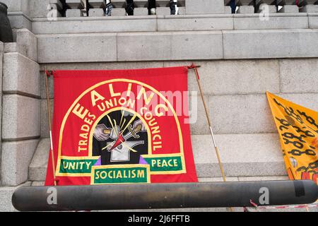 Londra UK 01 maggio 2022. Festeggiando la Giornata Internazionale dei lavoratori, i membri del sindacato e i manifestanti si marciano nel centro di Londra finendo con un Rally a Trafalgar Square. Organizzato da London Trade Union Councils Credit: Glosszoom/Alamy Live News Foto Stock