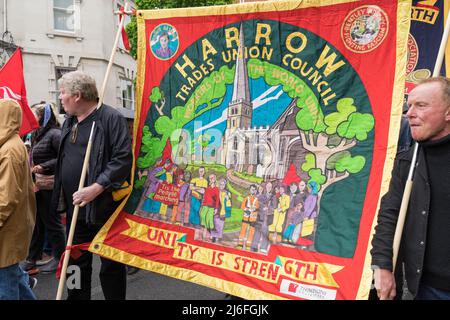 Londra UK 01 maggio 2022. Festeggiando la Giornata Internazionale dei lavoratori, i membri del sindacato e i manifestanti si marciano nel centro di Londra finendo con un Rally a Trafalgar Square. Organizzato da London Trade Union Councils Credit: Glosszoom/Alamy Live News Foto Stock