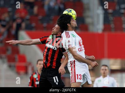 BUDAPEST, UNGHERIA - APRILE 30: Donat Zsoter di Budapest HONVD battaglie per la palla in aria con Lazar Zlicic di Kisvarda Master Good durante l'Ungherese OTP Bank Liga match tra Budapest HONVD e Kisvarda Master Good alla Bozsik Arena il 30 Aprile 2022 a Budapest, Ungheria. Foto Stock