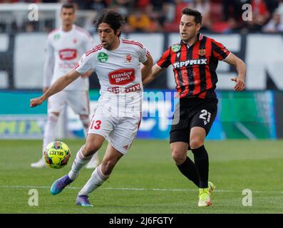 BUDAPEST, UNGHERIA - APRILE 30: Lazar Zlicic di Kisvarda Master buone lotte per la palla con Lukacs Bole di Budapest Honved durante l'Ungherese OTP Bank Liga match tra Budapest Honved e Kisvarda Master Good alla Bozsik Arena il 30 Aprile 2022 a Budapest, Ungheria. Foto Stock