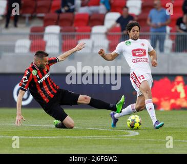 BUDAPEST, UNGHERIA - APRILE 30: Marko Petkovic di Budapest Honved slide affronta Lazar Zlicic di Kisvarda Master Good durante l'Ungherese OTP Bank Liga match tra Budapest Honved e Kisvarda Master Good all'Arena di Bozsik il 30 Aprile 2022 a Budapest, Ungheria. Foto Stock