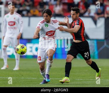 BUDAPEST, UNGHERIA - APRILE 30: Lazar Zlicic di Kisvarda Master buone lotte per la palla con Lukacs Bole di Budapest Honved durante l'Ungherese OTP Bank Liga match tra Budapest Honved e Kisvarda Master Good alla Bozsik Arena il 30 Aprile 2022 a Budapest, Ungheria. Foto Stock