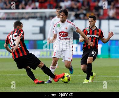 BUDAPEST, UNGHERIA - APRILE 30: Lazar Zlicic di Kisvarda Master Good è sfidato da Dusan Pantelic di Budapest Honved (l) e Lukacs Bole di Budapest Honved (r) durante la partita ungherese OTP Bank Liga tra Budapest Honved e Kisvarda Master Good alla Bozsik Arena il 30 aprile 2022 a Budapest, Ungheria. Foto Stock