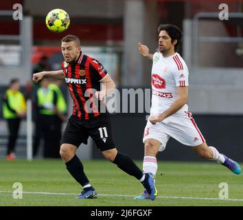 BUDAPEST, UNGHERIA - APRILE 30: Lazar Zlicic di Kisvarda Master buone sfide Donat Zsparatutto di Budapest Honved durante l'Ungherese OTP Bank Liga match tra Budapest Honved e Kisvarda Master Good alla Bozsik Arena il 30 Aprile 2022 a Budapest, Ungheria. Foto Stock