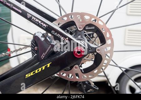 Freno a disco idraulico posteriore Shimano Ultegra su una moto da strada. Foto Stock