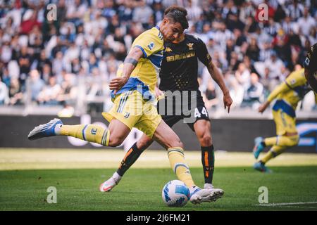 Alvaro Morata del Juventus FC e Ethan Ampadu del Venezia FC durante la Serie A 2021/2022 partite di calcio tra Juventus FC e Venezia FC allo stadio Juventus di Torino (Italia), maggio 1st 2022. Foto FT / Insidefoto Foto Stock