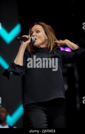 Belinda Carlisle si esibisce dal vivo durante il Lets Rock Leeds Festival al Temple Newsom. Foto Stock