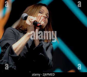 Belinda Carlisle si esibisce dal vivo durante il Lets Rock Leeds Festival al Temple Newsom. Foto Stock