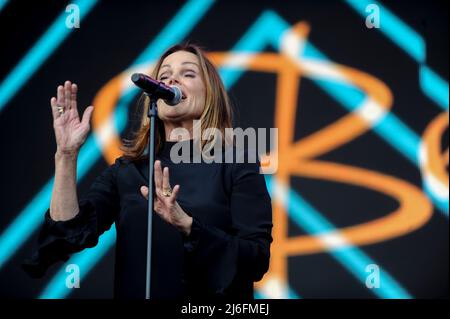 Belinda Carlisle si esibisce dal vivo durante il Lets Rock Leeds Festival al Temple Newsom. Foto Stock