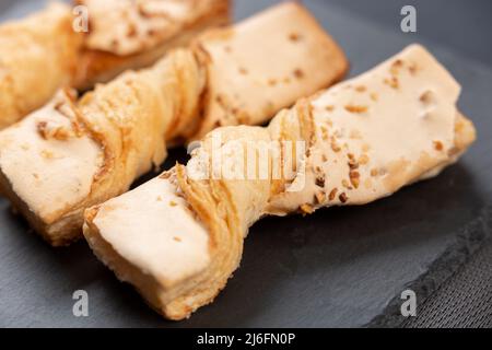 Dolce tipico della Cantabria, il Corbatas de Unquera, isolato su sfondo nero Foto Stock