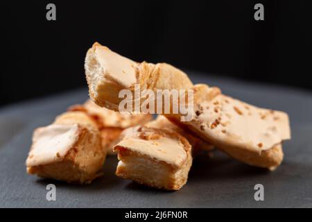 Dolce tipico della Cantabria, il Corbatas de Unquera, isolato su sfondo nero Foto Stock