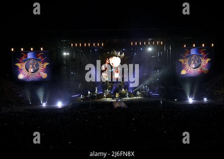 29 aprile 2022, Verona, Italia: Zucchero (Adelmo Fornaciari) -il cui nome artistico significa zucchero in italiano-, uno dei cantanti e compositori italiani più internazionali e importanti, Torna all'Arena di Verona per 14 notti che non puoi perdere...l'artista stesso ha detto in diverse occasioni che l'Arena di Verona è uno dei luoghi più belli del mondo per fare musica, e lo farà nel 2022. Zucchero terrà un altro concerto indimenticabile che eseguirà i suoi successi più importanti, come â€œCosÃ¬ Celesteâ€, â€œSenza una Donnaâ€ o â€œBaila Morenaâ€, quasi ogni anno Foto Stock