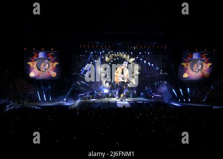 29 aprile 2022, Verona, Italia: Zucchero (Adelmo Fornaciari) -il cui nome artistico significa zucchero in italiano-, uno dei cantanti e compositori italiani più internazionali e importanti, Torna all'Arena di Verona per 14 notti che non puoi perdere...l'artista stesso ha detto in diverse occasioni che l'Arena di Verona è uno dei luoghi più belli del mondo per fare musica, e lo farà nel 2022. Zucchero terrà un altro concerto indimenticabile che eseguirà i suoi successi più importanti, come â€œCosÃ¬ Celesteâ€, â€œSenza una Donnaâ€ o â€œBaila Morenaâ€, quasi ogni anno Foto Stock