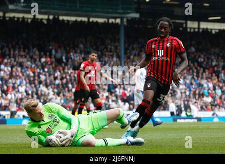 Thomas Kaminski di Blackburn Rovers raccoglie la palla durante la partita del campionato Sky Bet all'Ewood Park di Blackburn. Data foto: Sabato 30 aprile 2022. Foto Stock