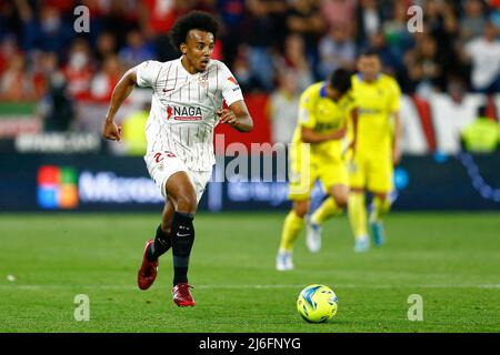 Jules Kounde del Sevilla FC durante la partita la Liga tra Sevilla FC e Cadiz CF disputata allo stadio Sanchez Pizjuan il 29 aprile 2022 a Siviglia, Spagna. (Foto di Antonio Pozo / PRESSINPHOTO) Foto Stock