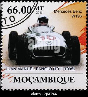 Juan Manuel Fangio corre su una Mercedes-Benz sul timbro Foto Stock