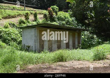 Toco, Trinidad e Tobago - 26 marzo 2022 - bagni costruiti sulla riva del fiume Shark, lungo la strada principale di Paria. Foto Stock