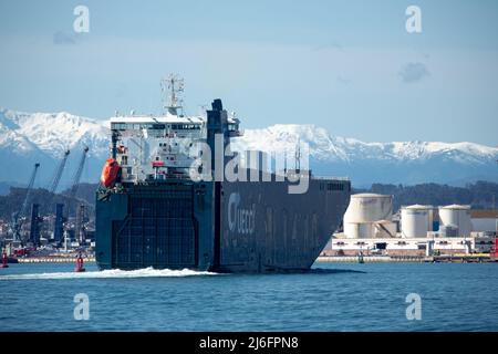 Santander, Cantabria - 13 marzo 2022: Una grande nave da carico alimentata a gas naturale entra nel porto di Santander Foto Stock