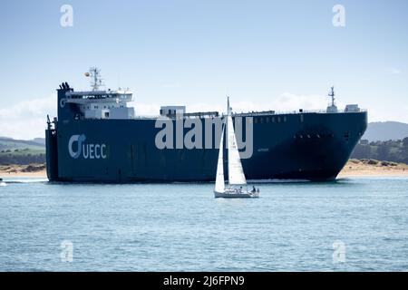 Santander, Cantabria - 13 marzo 2022: Una grande nave da carico alimentata a gas naturale entra nel porto di Santander Foto Stock