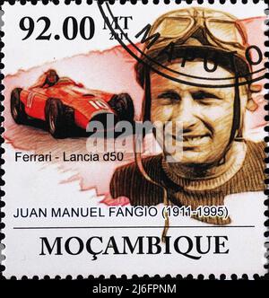 Il pilota Juan Manuel Fangio sul timbro del Mozambico Foto Stock