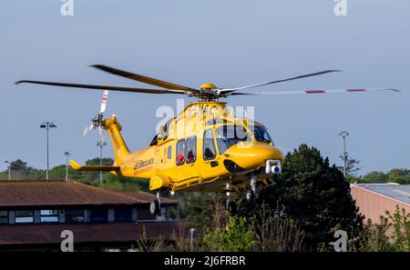 L'ambulanza aerea trasporta pazienti critici dall'ospedale di Eastbourne a strutture mediche adeguatamente attrezzate. Foto Stock