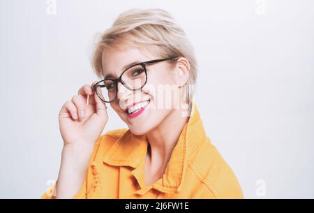 Vista e salute degli occhi. Buona visione. Obiettivo di alta qualità. Occhiali alla moda. Donna adorabile bionda indossare occhiali da vicino. Moda per gli occhi. Aggiungi Foto Stock