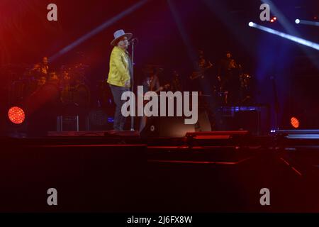 29 aprile 2022, Verona, Italia: Zucchero (Adelmo Fornaciari) -il cui nome artistico significa zucchero in italiano-, uno dei cantanti e compositori italiani più internazionali e importanti, Torna all'Arena di Verona per 14 notti che non puoi perdere...l'artista stesso ha detto in diverse occasioni che l'Arena di Verona è uno dei luoghi più belli del mondo per fare musica, e lo farà nel 2022. Zucchero terrà un altro concerto indimenticabile che eseguirà i suoi successi più importanti, come â€œCosÃ¬ Celesteâ€, â€œSenza una Donnaâ€ o â€œBaila Morenaâ€, quasi ogni anno Foto Stock