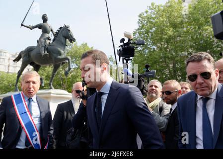 Jordan Bardella, presidente ad interim della RN, venne con i parenti del partito per deporre una corona ai piedi della statua di Giovanna d'Arco Foto Stock
