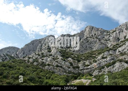Die spektakuläre Montagne Sainte-Victoire, Kalksteingebirge im Süden Frankreichs in der Nähe von Aix-en-Provence Foto Stock