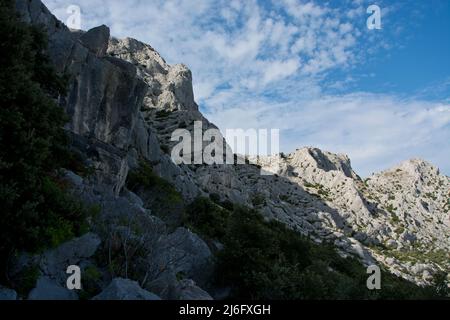 Die spektakuläre Montagne Sainte-Victoire, Kalksteingebirge im Süden Frankreichs in der Nähe von Aix-en-Provence Foto Stock