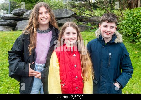 Ballydehob, West Cork, Irlanda. 1st maggio 2022. Questa sera si è svolto un funerale jazz in stile New Orleans nell'ambito del Ballydehob Jazz Festival 2022. Migliaia di persone hanno imballato le strade di Ballydehob per il primo funerale Jazz dal 2019. A guardare la sfilata c'erano Anna, Abby e Darragh Sheehan di Ballydehob. Credit: AG News/Alamy Live News. Foto Stock