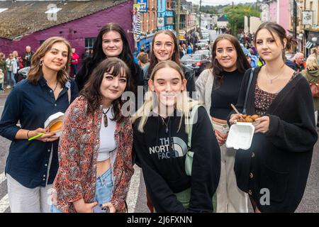 Ballydehob, West Cork, Irlanda. 1st maggio 2022. Questa sera si è svolto un funerale jazz in stile New Orleans nell'ambito del Ballydehob Jazz Festival 2022. Migliaia di persone hanno imballato le strade di Ballydehob per il primo funerale Jazz dal 2019. . Credit: AG News/Alamy Live News. Foto Stock