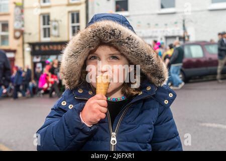 Ballydehob, West Cork, Irlanda. 1st maggio 2022. Questa sera si è svolto un funerale jazz in stile New Orleans nell'ambito del Ballydehob Jazz Festival 2022. Migliaia di persone hanno imballato le strade di Ballydehob per il primo funerale Jazz dal 2019. Gustando un gelato alla sfilata è stato Ingrid Hegarty di Enniskeane. Credit: AG News/Alamy Live News. Foto Stock