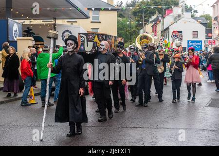 Ballydehob, West Cork, Irlanda. 1st maggio 2022. Questa sera si è svolto un funerale jazz in stile New Orleans nell'ambito del Ballydehob Jazz Festival 2022. Migliaia di persone hanno imballato le strade di Ballydehob per il primo funerale Jazz dal 2019. La sfilata ha fatto la sua strada lungo Ballydehob Main Street. Credit: AG News/Alamy Live News. Foto Stock