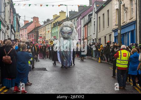 Ballydehob, West Cork, Irlanda. 1st maggio 2022. Questa sera si è svolto un funerale jazz in stile New Orleans nell'ambito del Ballydehob Jazz Festival 2022. Migliaia di persone hanno imballato le strade di Ballydehob per il primo funerale Jazz dal 2019. La sfilata ha fatto la sua strada lungo Ballydehob Main Street. Credit: AG News/Alamy Live News. Foto Stock