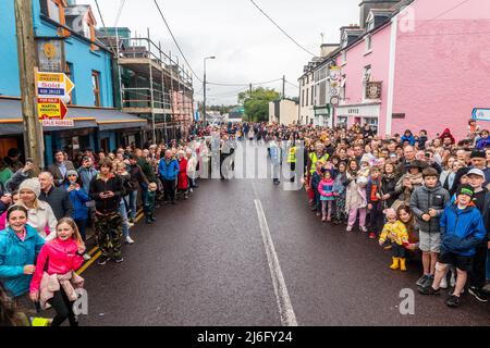 Ballydehob, West Cork, Irlanda. 1st maggio 2022. Questa sera si è svolto un funerale jazz in stile New Orleans nell'ambito del Ballydehob Jazz Festival 2022. Migliaia di persone hanno imballato le strade di Ballydehob per il primo funerale Jazz dal 2019. Credit: AG News/Alamy Live News. Foto Stock