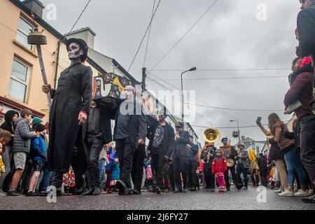 Ballydehob, West Cork, Irlanda. 1st maggio 2022. Questa sera si è svolto un funerale jazz in stile New Orleans nell'ambito del Ballydehob Jazz Festival 2022. Migliaia di persone hanno imballato le strade di Ballydehob per il primo funerale Jazz dal 2019. La sfilata ha fatto la sua strada lungo Ballydehob Main Street. Credit: AG News/Alamy Live News. Foto Stock