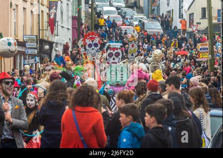 Ballydehob, West Cork, Irlanda. 1st maggio 2022. Questa sera si è svolto un funerale jazz in stile New Orleans nell'ambito del Ballydehob Jazz Festival 2022. Migliaia di persone hanno imballato le strade di Ballydehob per il primo funerale Jazz dal 2019. La sfilata ha fatto la sua strada lungo Ballydehob Main Street. Credit: AG News/Alamy Live News. Foto Stock