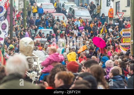 Ballydehob, West Cork, Irlanda. 1st maggio 2022. Questa sera si è svolto un funerale jazz in stile New Orleans nell'ambito del Ballydehob Jazz Festival 2022. Migliaia di persone hanno imballato le strade di Ballydehob per il primo funerale Jazz dal 2019. Credit: AG News/Alamy Live News. Foto Stock