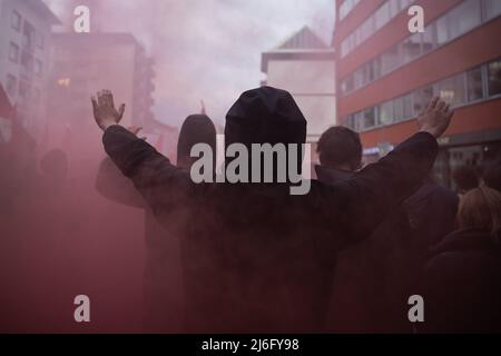 01 maggio 2022, Hessen, Francoforte sul meno: Partecipanti ad uno stand dimostrativo nel blocco nero. La sera, a Francoforte sul meno, si è manifestata un'alleanza di diverse organizzazioni di sinistra. Foto: Hannes P. Albert/dpa Foto Stock