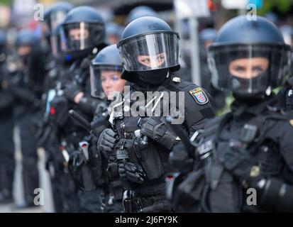 01 maggio 2022, Hessen, Francoforte sul meno: Ufficiali di polizia assicurano la manifestazione del giorno di maggio. Diverse organizzazioni e alleanze avevano chiesto il rally. La manifestazione è stata accompagnata da un massiccio contingente di polizia. Foto: Boris Roessler/dpa Foto Stock