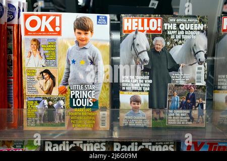 Royals sulla prima pagina delle riviste OK e Hello in un negozio di edicola a Londra Inghilterra Regno Unito Foto Stock